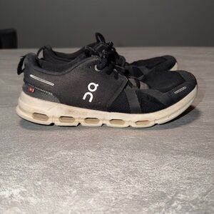 On Cloud Sky Youth Athletic Shoes Black sz 4.5 Running Walking